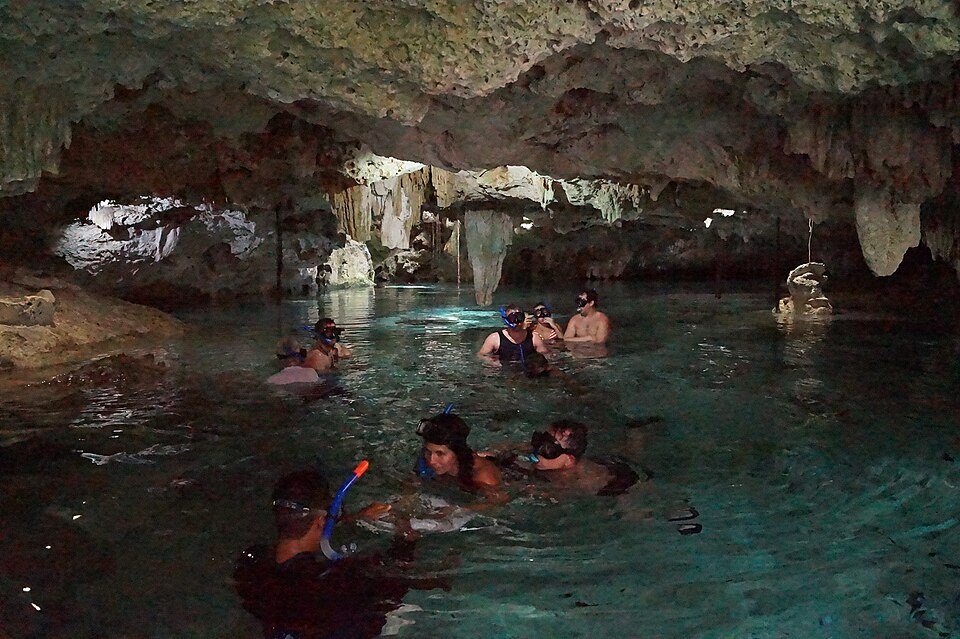 Cenote de Aktun Chen en la Riviera Maya